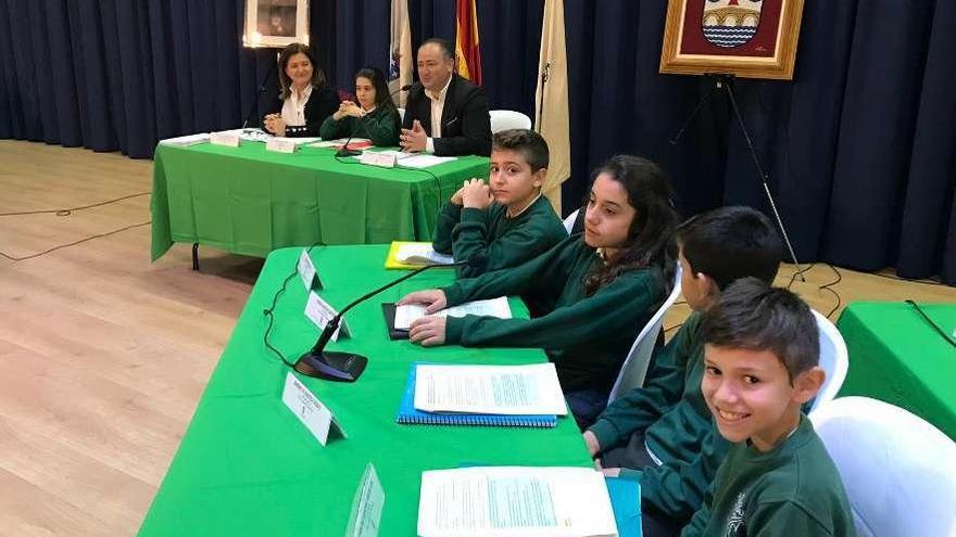 Escolares, la concejal de Educación y el alcalde, ayer, durante el pleno infantil.