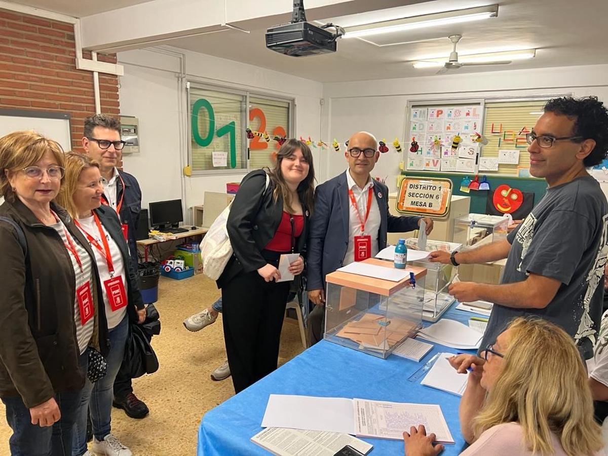 Toni Saura acude a votar con su hija y parte de su equipo.