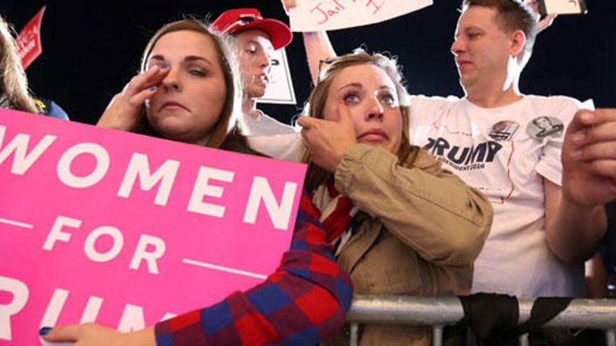 Mujeres seguidoras de Trump lloran durante un mitin.