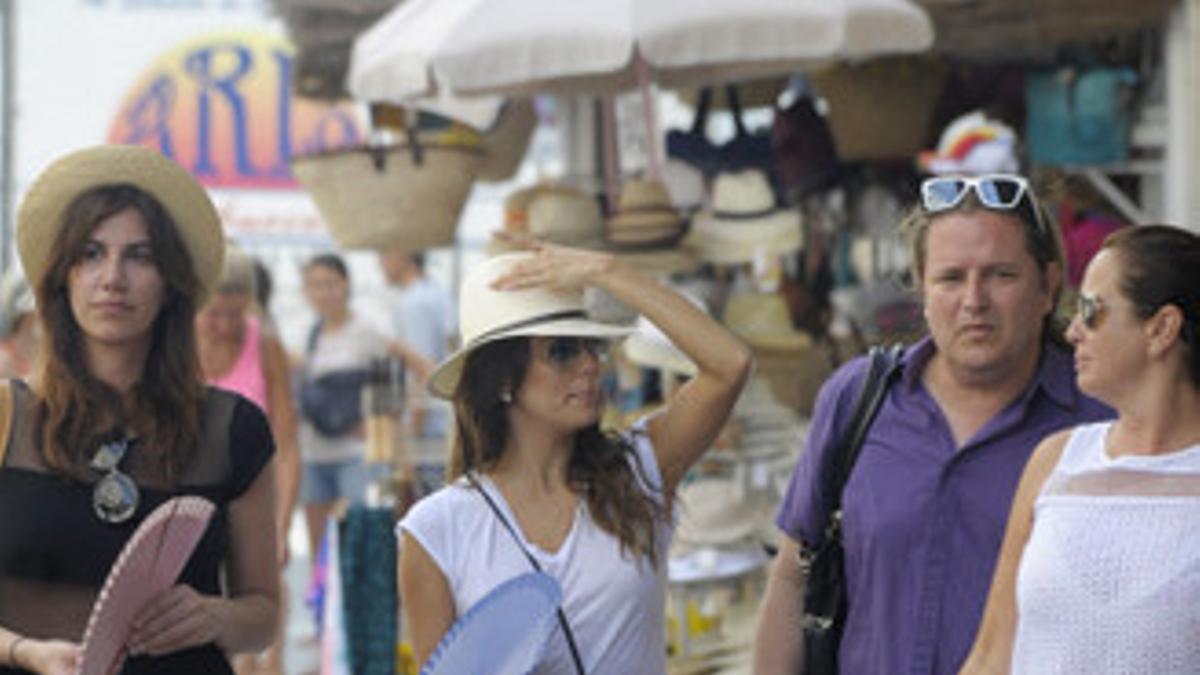 La actriz Eva Longoria, de paseo con sus amigas por las calles de Marbella, ayer.