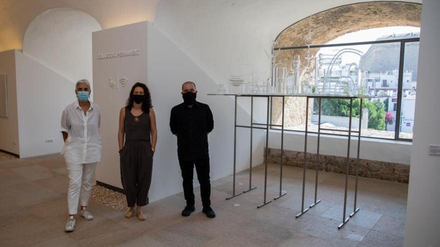 Elena Ruiz, Stella Rahola y Pep Tur, ayer junto a la obra.  | ZOWY VOETEN