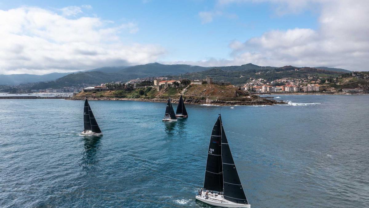 Los primeros barcos saliendo de la bahía de Baiona.