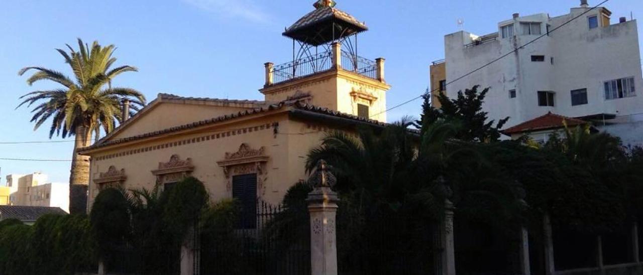 Al ascender por Son Espanyolet, la mirada se topa con esta preciosa casa.