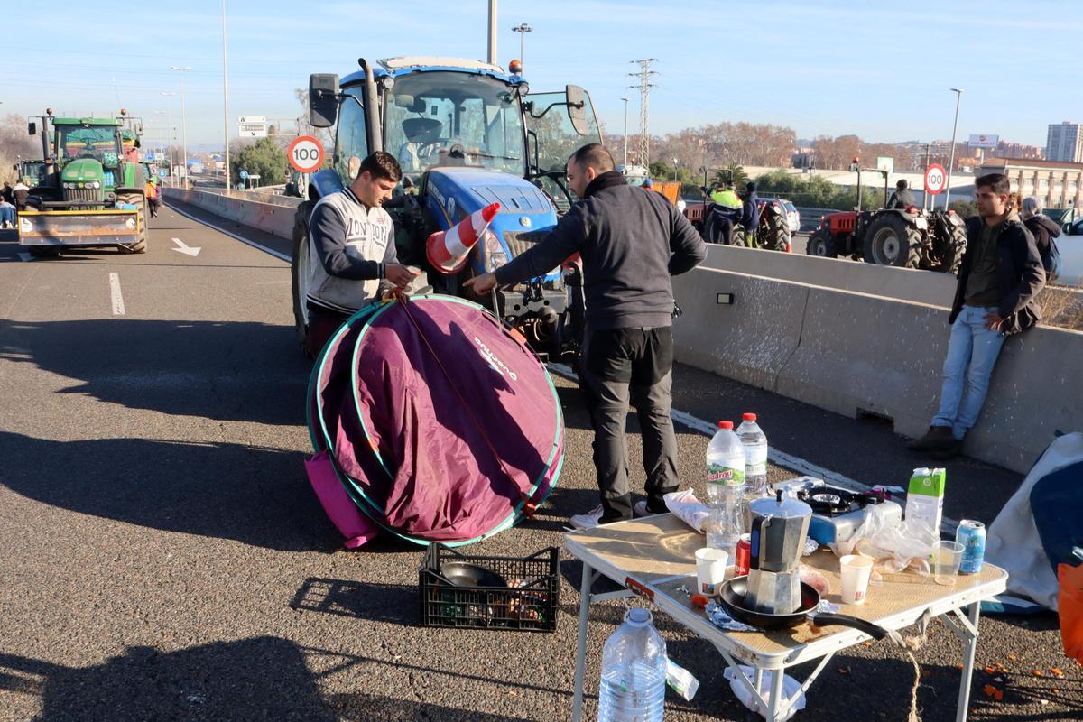 Los agricultores desbloquean los accesos al puerto de Tarragona