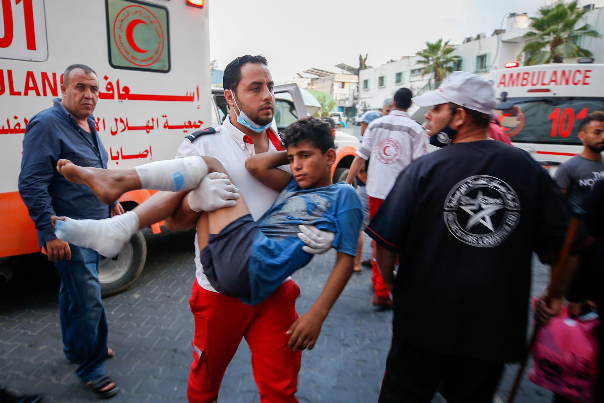 Un adolescente palestino es transportado herido después de participar en las protestas contra Israel en Gaza