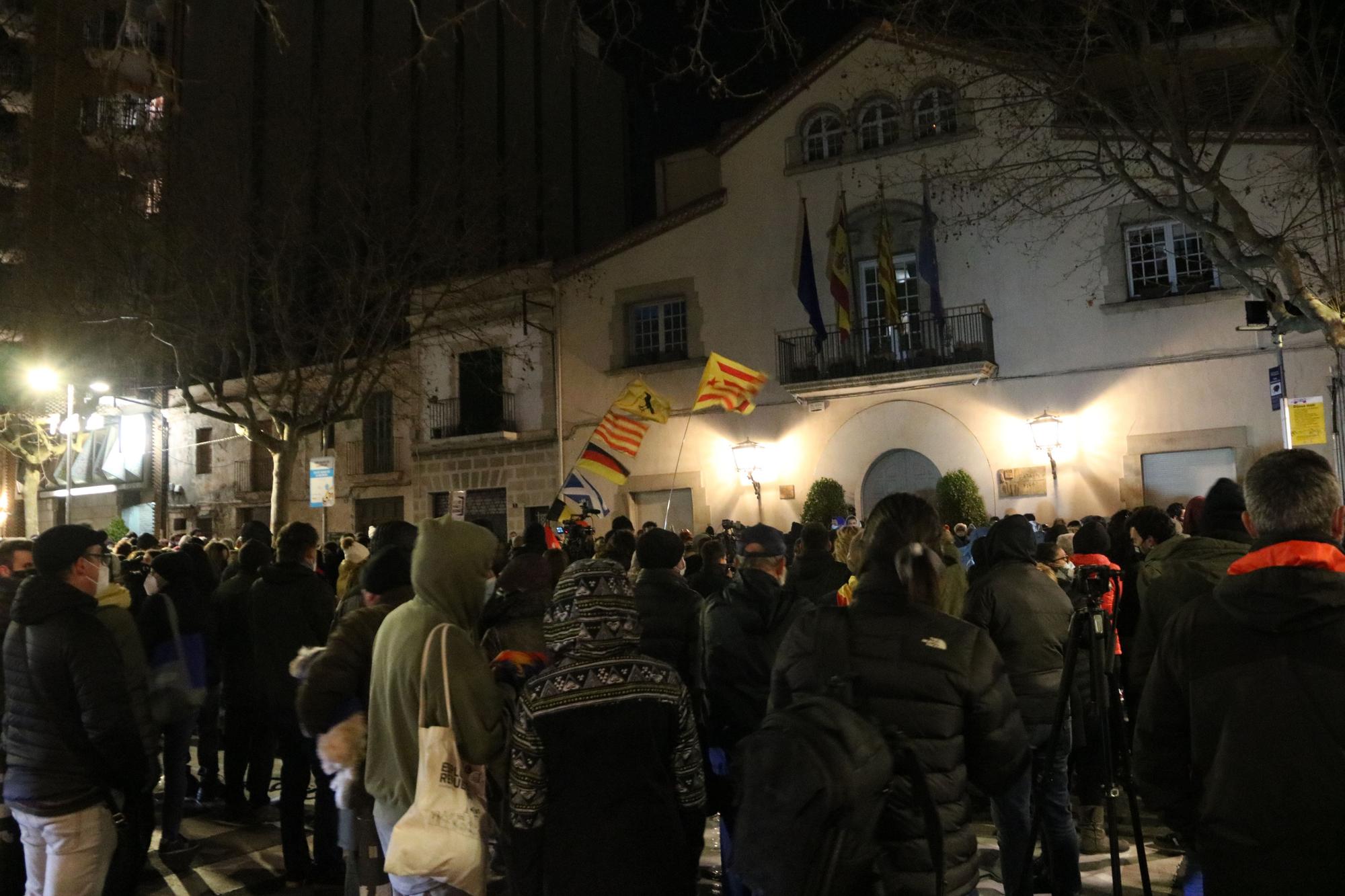 Unas 300 personas se concentran en Esplugues para celebrar el retorno de Adrià Carrasco