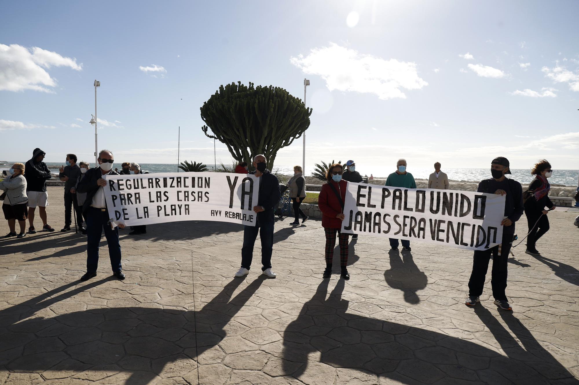 Protesta de vecinos de El Palo y Pedregalejo para pedir mejoras en la zona