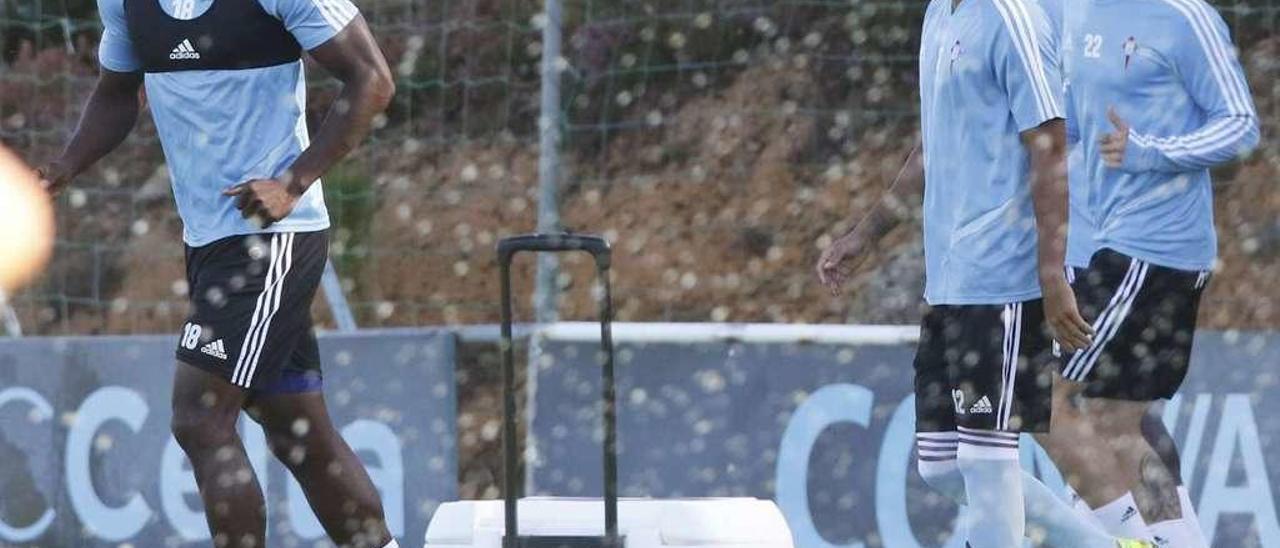 Aidoo, con Rafinha y Santi Mina, durante un reciente entrenamiento en A Madroa. // A. Villar