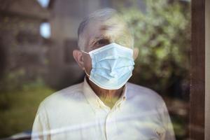 Los expertos siguen recomendando la mascarilla para proteger a las personas frágiles.