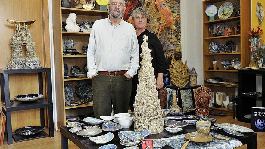 Fernando Porto y Trinidad Barranco, en su tienda del número 29 de Iryda en A Estrada.