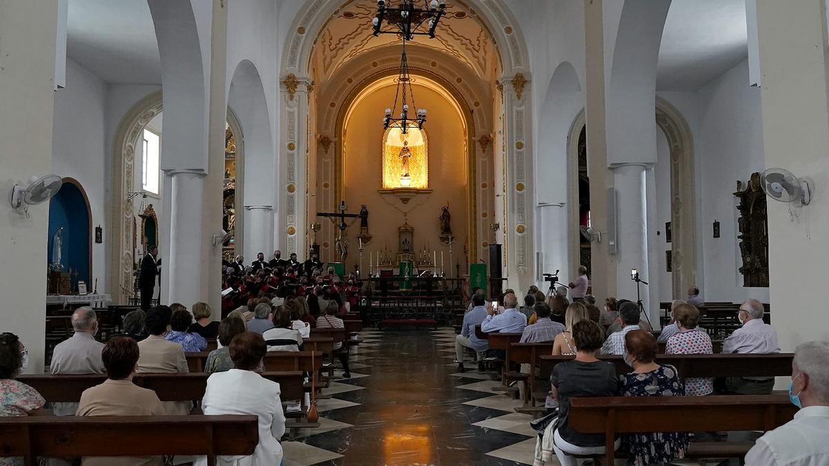 Asistentes a la iglesia de San Francisco para presenciar el &#039;Milagro de la luz&#039;.