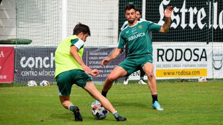 Pedro Vázquez y Pablo Salgueiro, durante el entrenamiento de ayer en el campo de O Vao. // R.R.