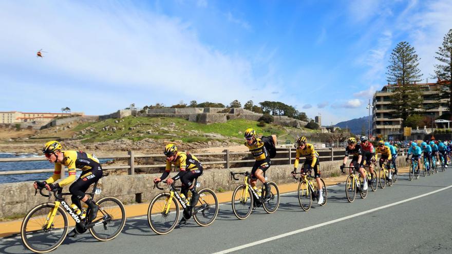 El grupo, con los Jumbo en cabeza, a su paso por Baiona.