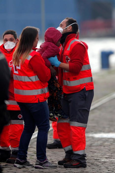 A child migrant is helped by members of Spanish ...