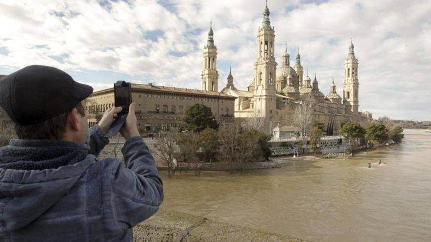 La punta de la crecida del Ebro llega a Zaragoza con menos caudal de lo esperado
