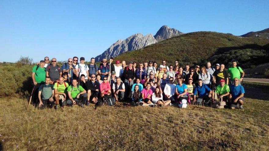 La expedición allerana, durante la ruta entre La Raya y Caleao.