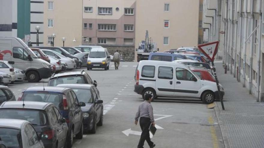 Decenas de vehículos aparcados, ayer, en la calle Pelamios. / víctor echave