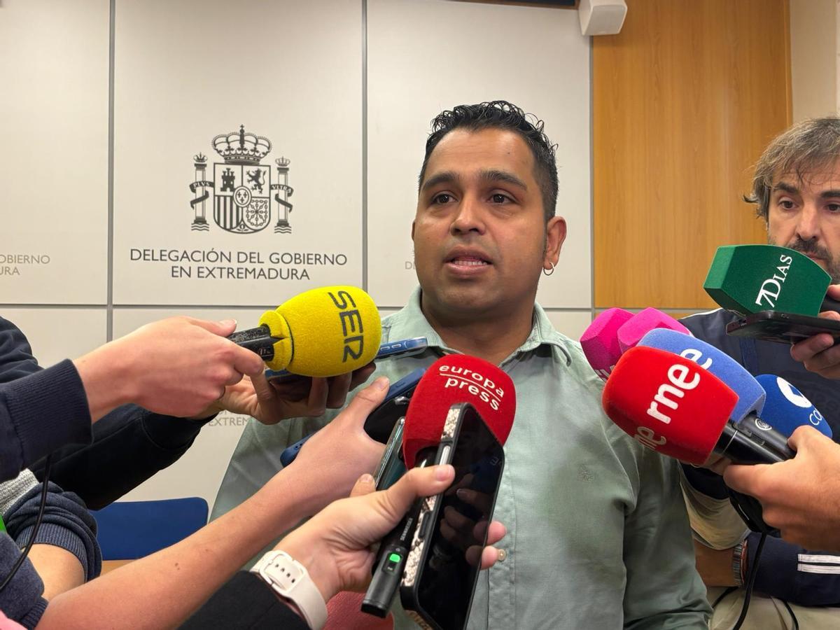 Alejandro Peña, presidente de la Asociación Migrante Obrera de Extremadura (Amoex), atiende a los medios de comunicación en Badajoz.
