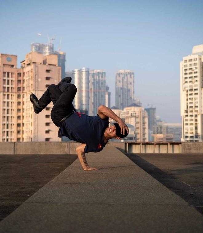 El breakdancer austríaco Fouad Ambelj, también conocido como Lil Zoo, ganador del campeonato mundial Red Bull BC One en 2018, baila en el techo durante una sesión de fotos en Mumbai.