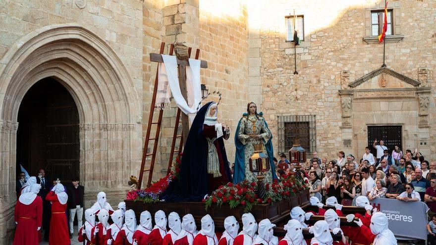 Fotogalería | La Virgen del Buen Fin cierra el Sábado Santo por los enclaves más monumentales de Cáceres