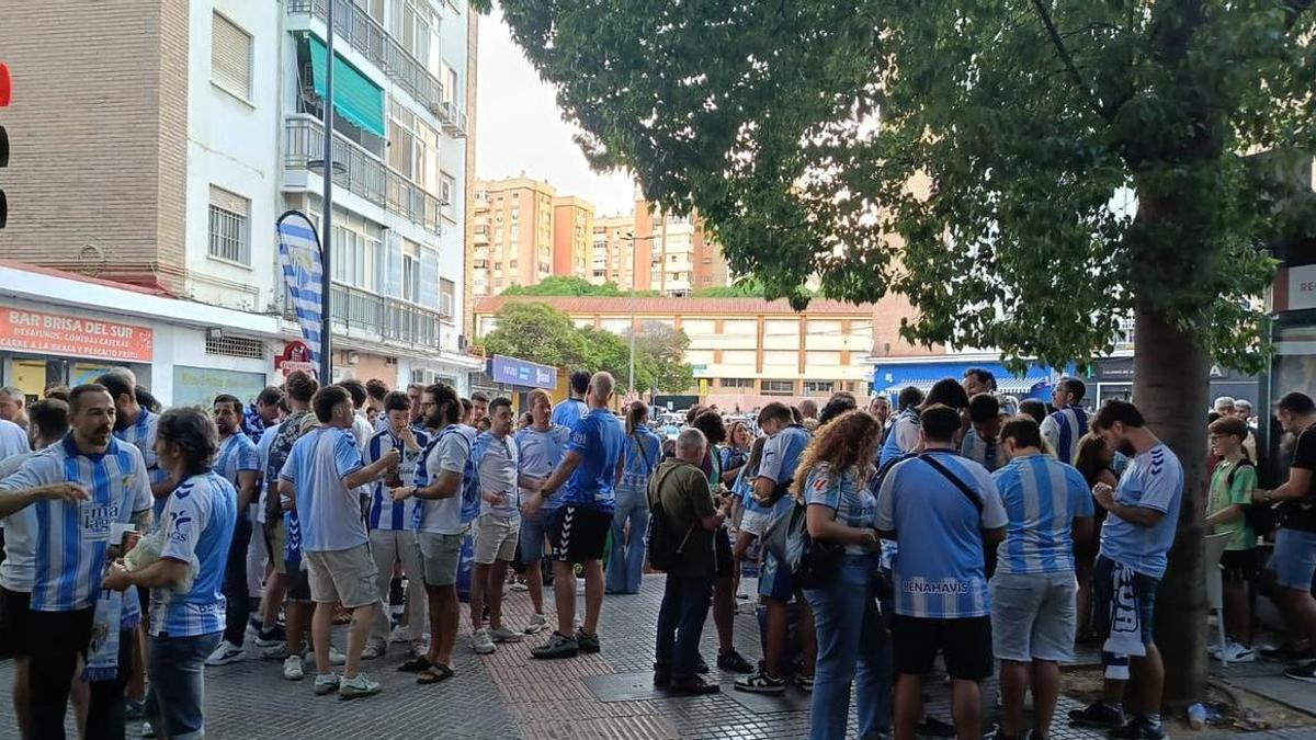 Gran ambiente en la previa del partido en La Rosaleda.