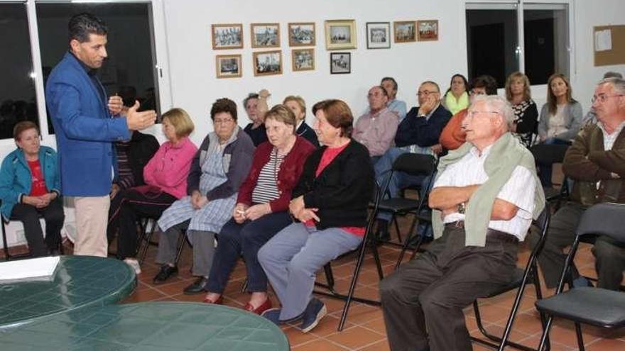 Reunión de Andrés Díaz con los vecinos. // Faro