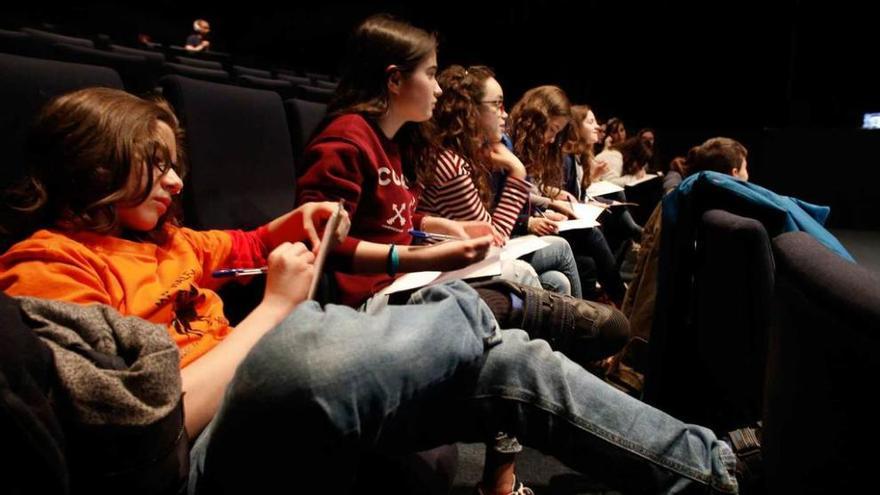 Un grupo de jóvenes, ayer, en el cine del Centro Niemeyer, durante el proceso de selección de la mejor película europea para público joven de este año.