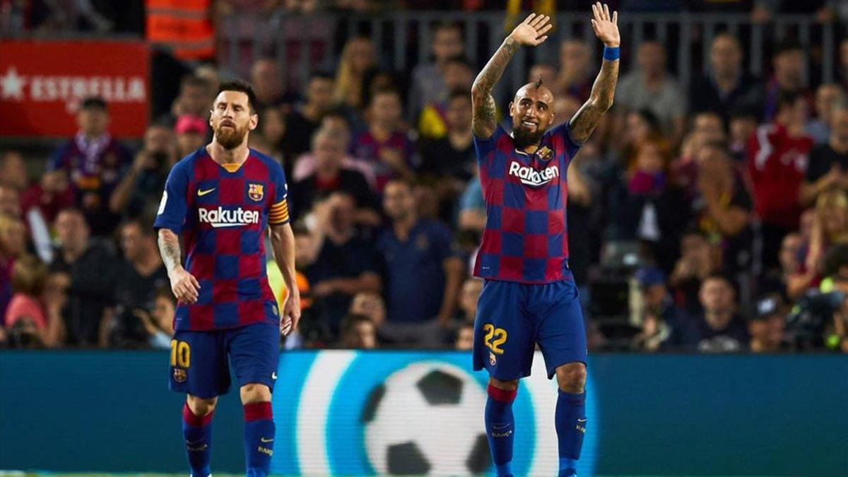 Arturo Vidal celebra el gol con la grada del Camp Nou