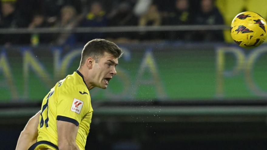 Sorloth y Hugo Duro celebran sendos goles con el Villareal y el Valencia CF, respectivamente, esta temporada.  | EFE