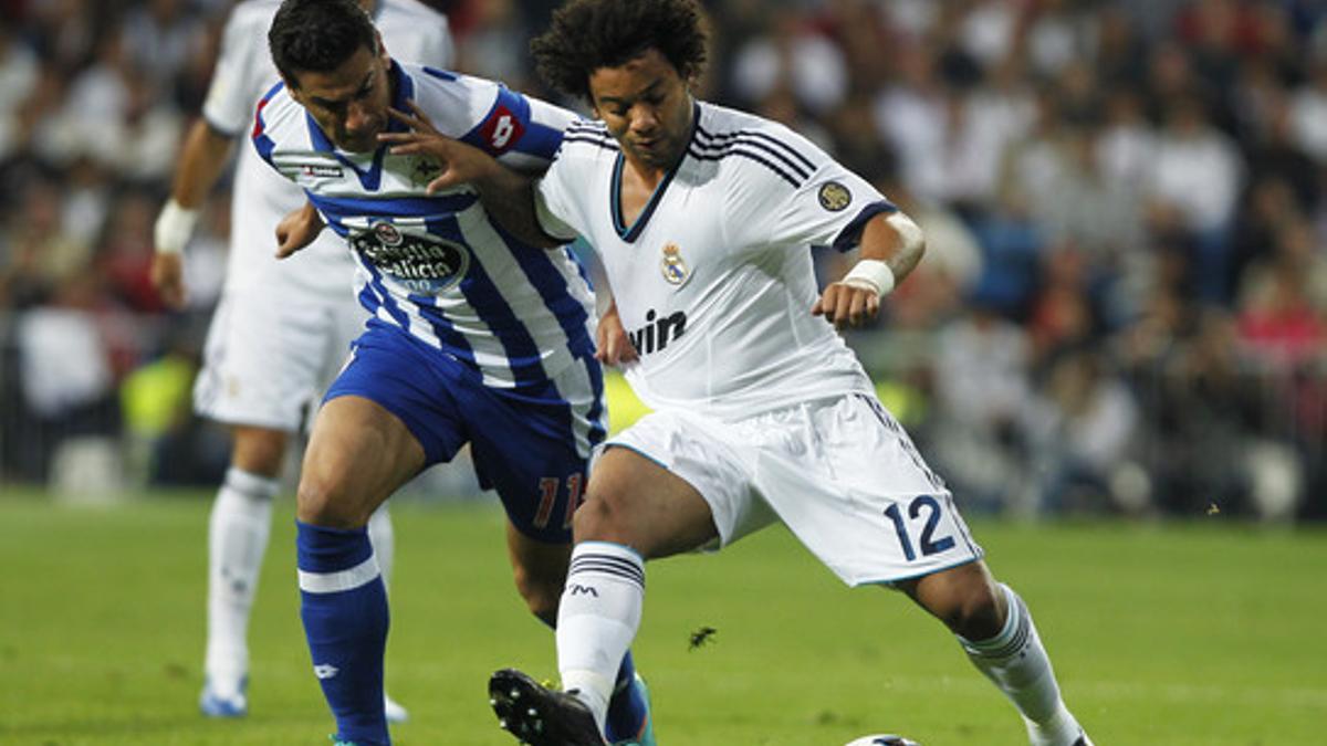 Marcelo y Riki disputan un balón ante la mirada de Pepe.