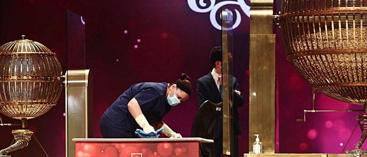 Labores de limpieza y desinfección contra  el covid durante la cita en el salón del Teatro Real. | E. P.