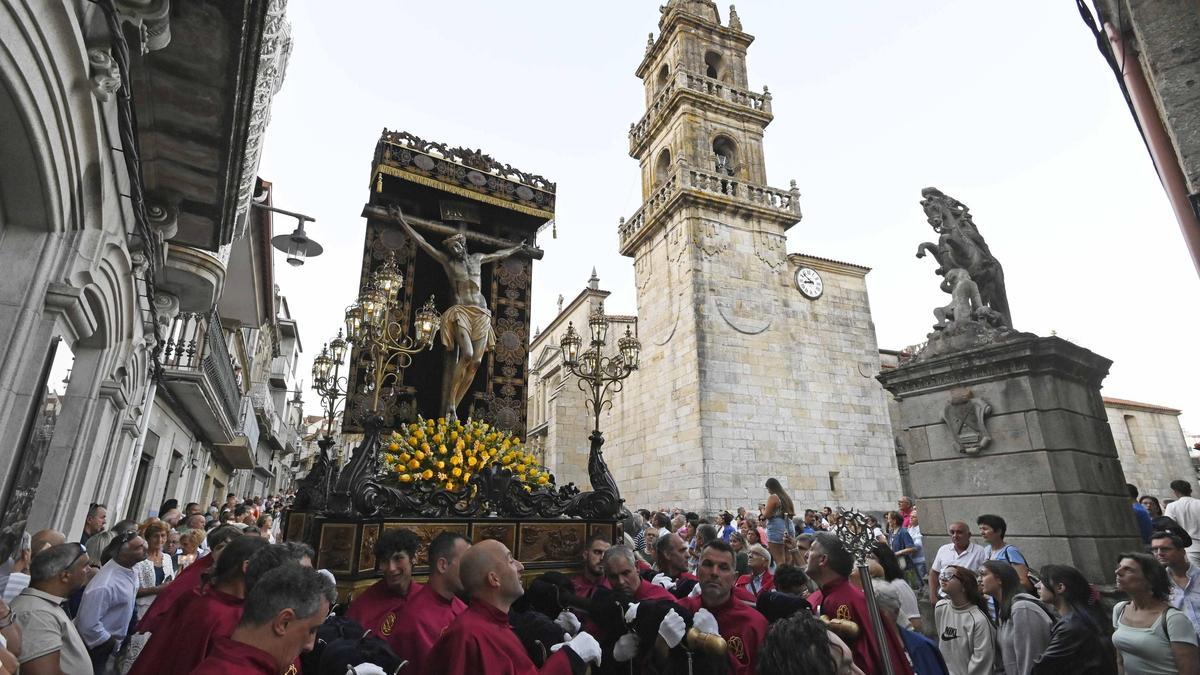 Excolegiata de Cangas con su campanario al fondo y en primer plano la procesión