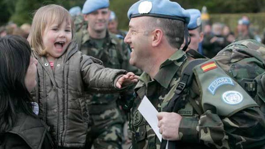 Uno de los militares de la Brilat se despide de su familia, antes de volar rumbo a Líbano.