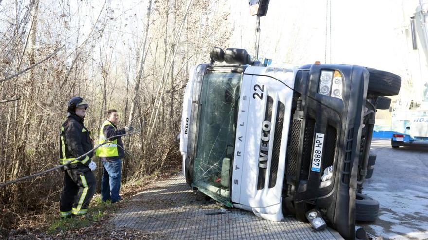 Camión volcado en León