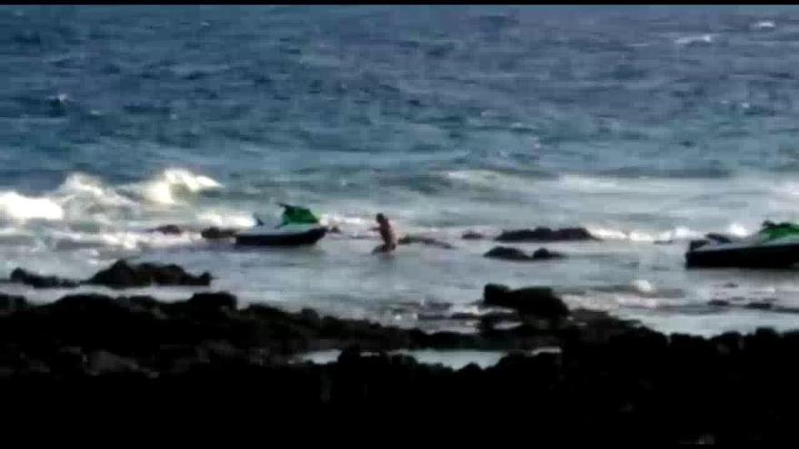 Rescatan a cuatro personas en la zona del Palmar tras encallar con sus motos de agua