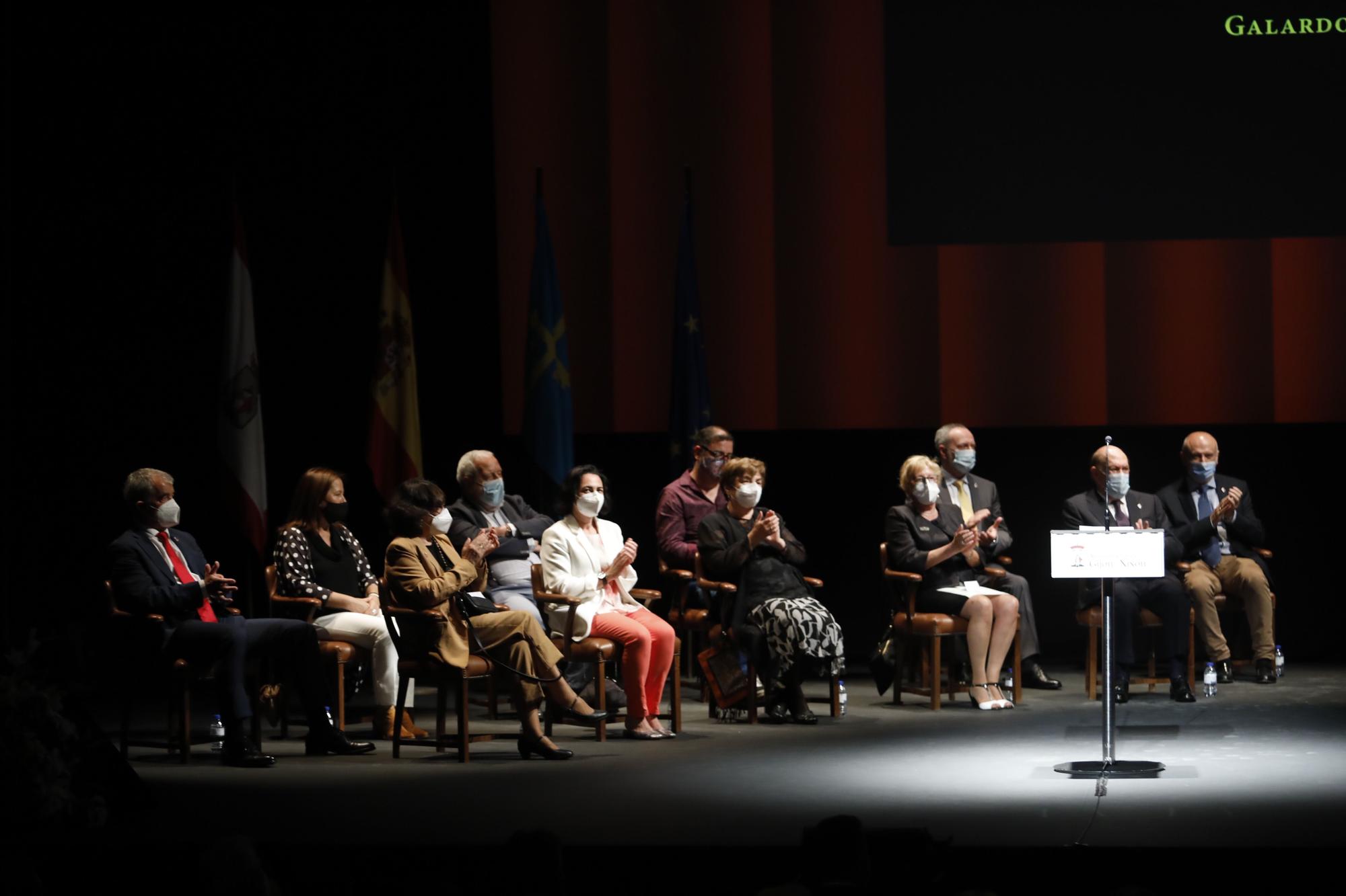 Entrega de honores y distinciones de Gijón en el teatro Jovellanos