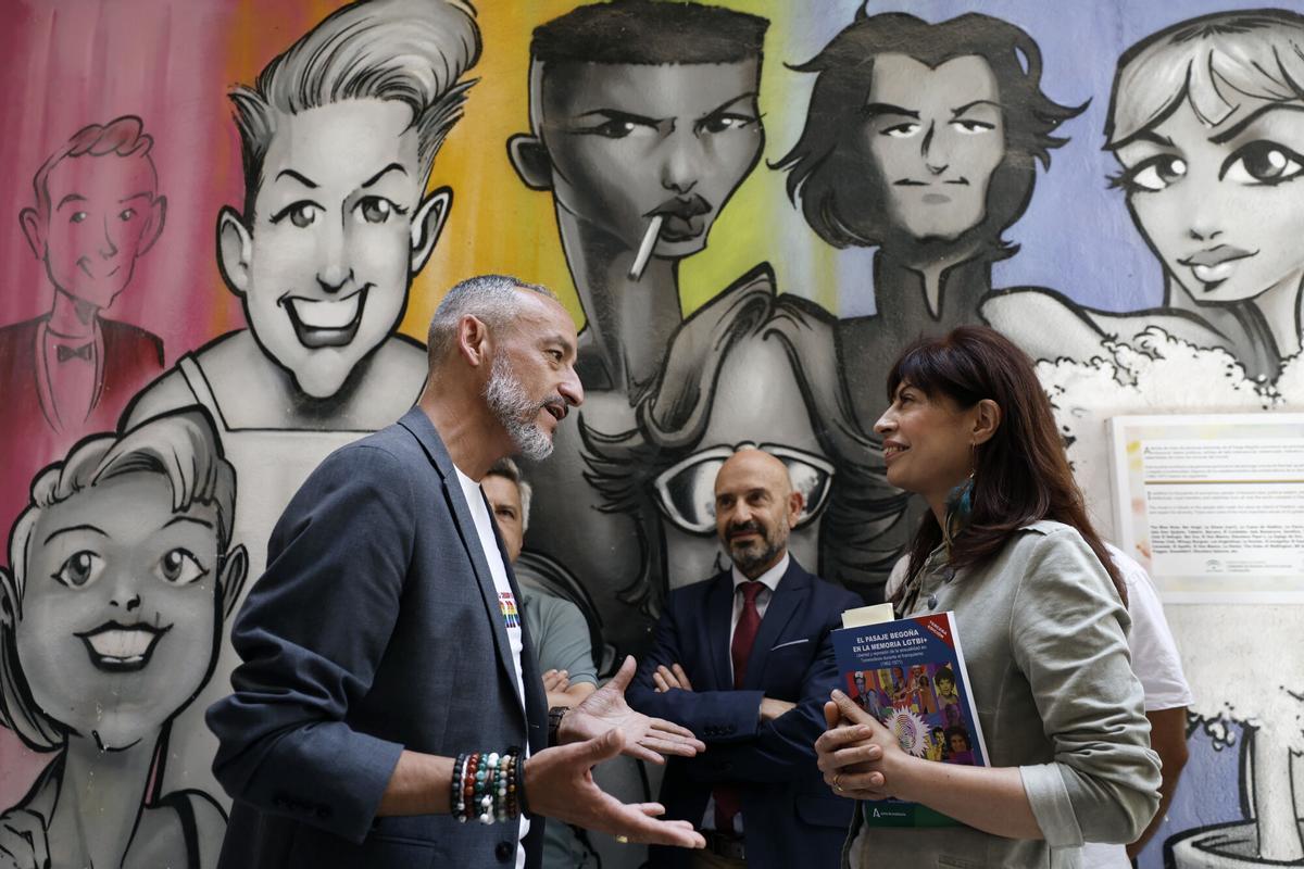 La ministra de Igualdad, Ana Redondo, conversa con el presidente de la Asociación de Comerciantes Gays de Torremolinos (ACOGAT), Nacho Martínez, durante la visita realizada este jueves al Pasaje Begoña, declarado 'Lugar de Memoria Histórica y Cuna de los derechos y libertades LGTBI', en Torremolinos