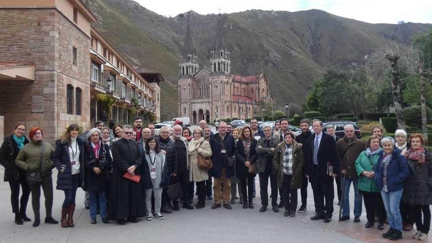 Los participantes en el congreso, con la basílica de Covadonga al fondo, ayer.