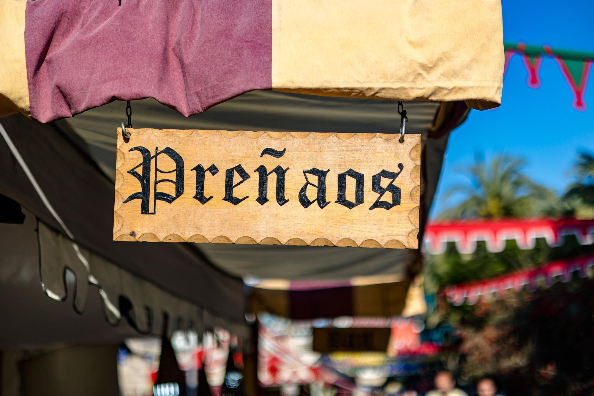 El parque de Elche se convierta en el escenario de un llamativo mercado en el que se pueden ver desde puestos a todo tipo de espectáculos | La actividad se enmarca dentro de los actos de la Carta Pobla