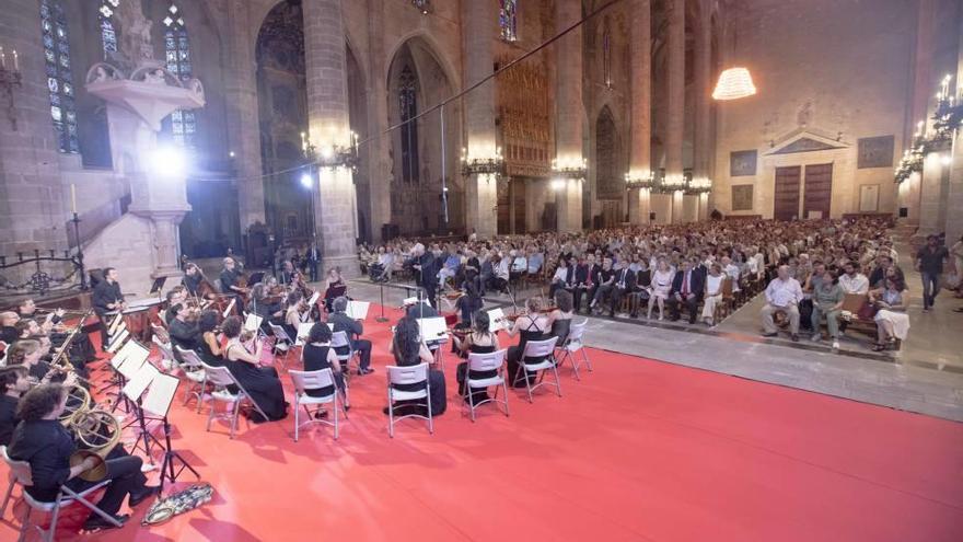 200 voces coronaron a Mozart en la Seu