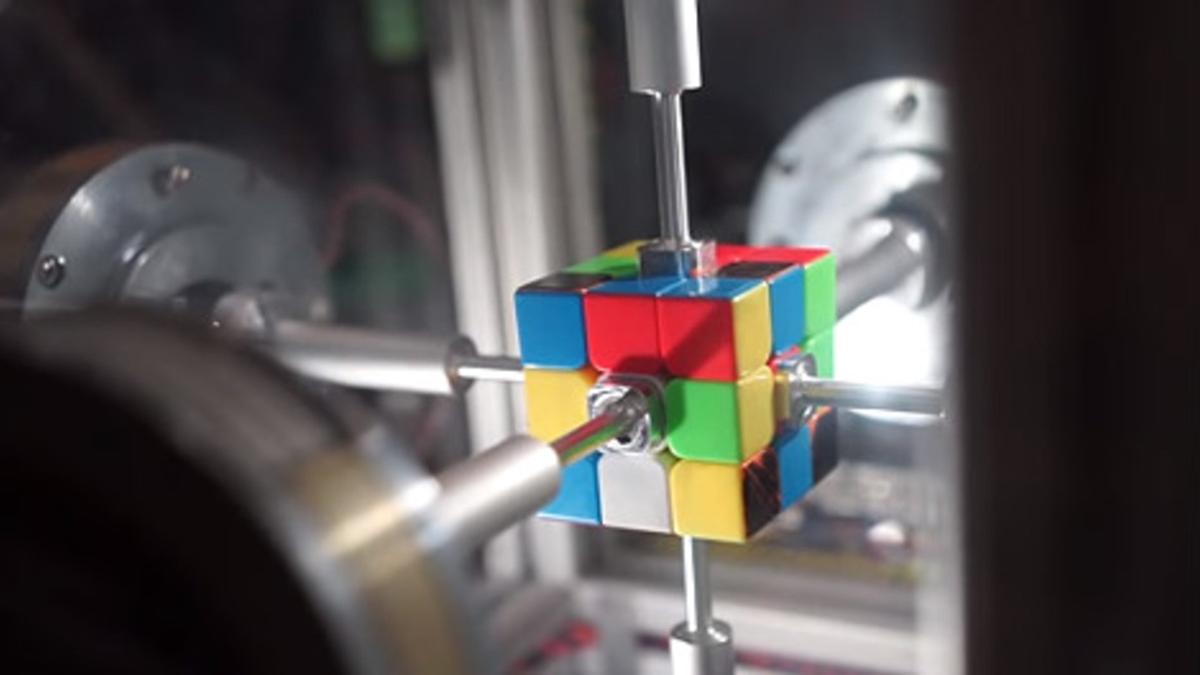 Un robot hace un cubo de Rubik en 0,38 segundos.