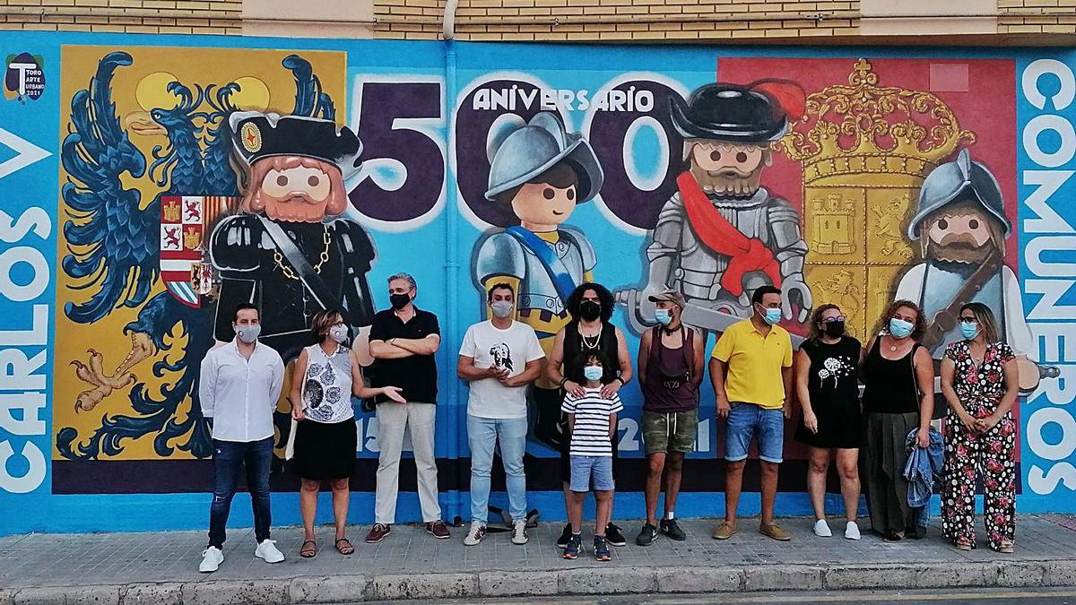 Participantes en el proyecto Toro Arte Urbano posan con autoridades locales junto al nuevo mural. | M. J. C.