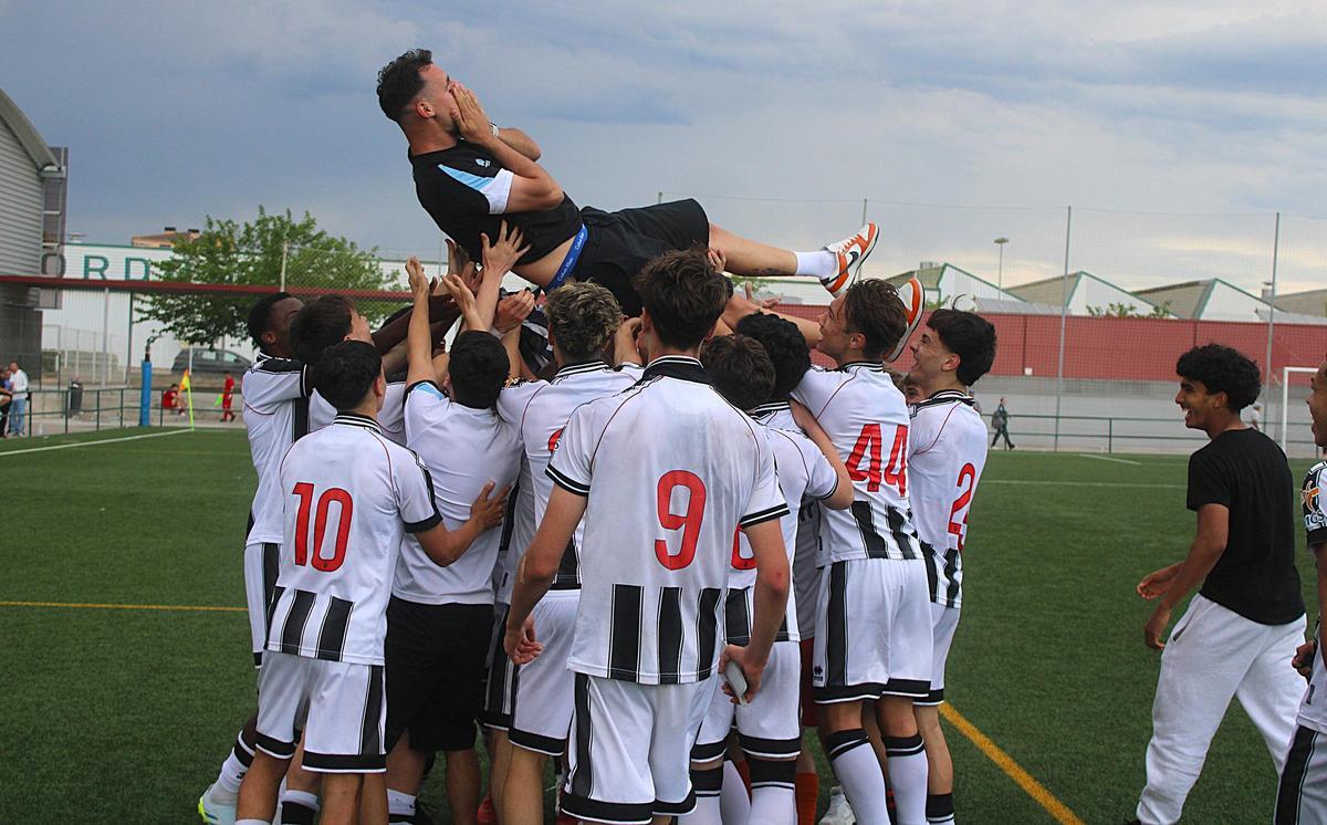 Los jugadores mantearon al entrenador del juvenil B del CD Castellón.
