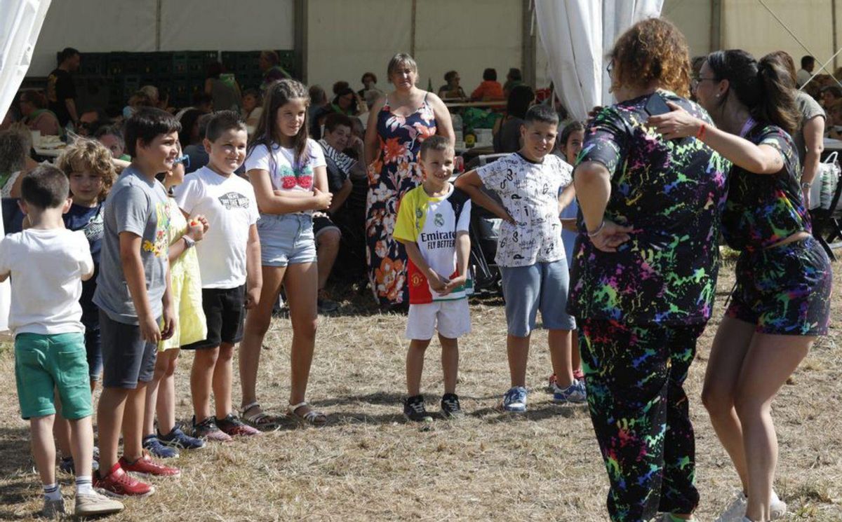 Los niños de la parroquia de Miranda juegan con las animadoras.