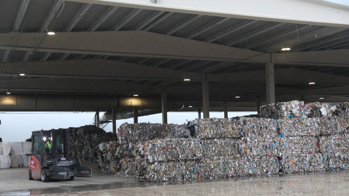 Varias toneladas de basura tratada, en uno de los almacenes de Cogersa