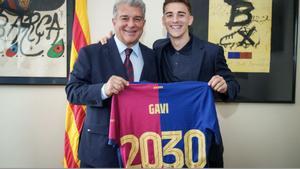 Laporta y Gavi tras la renovación del joven andaluz hasta 2030.
