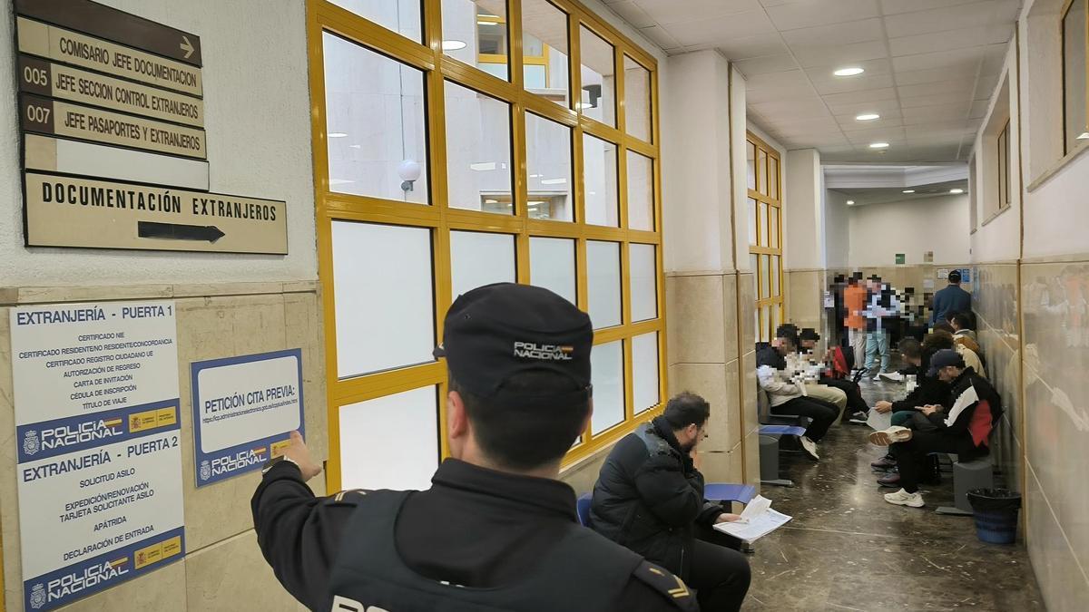 Zona de trámites de Extranjería en la Comisaría Provincial de Málaga.