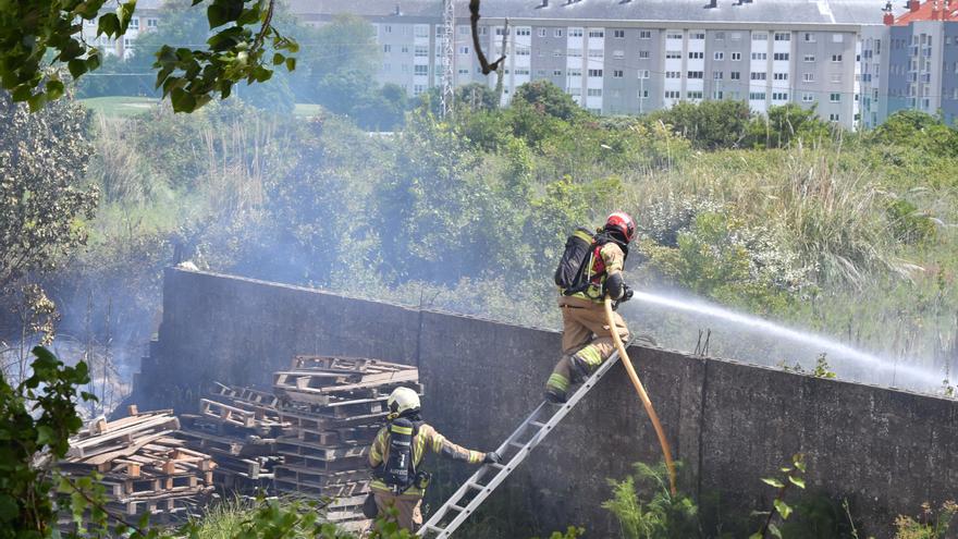 Los bomberos de A Coruña acuden a la avenida de Navarra por un incendio