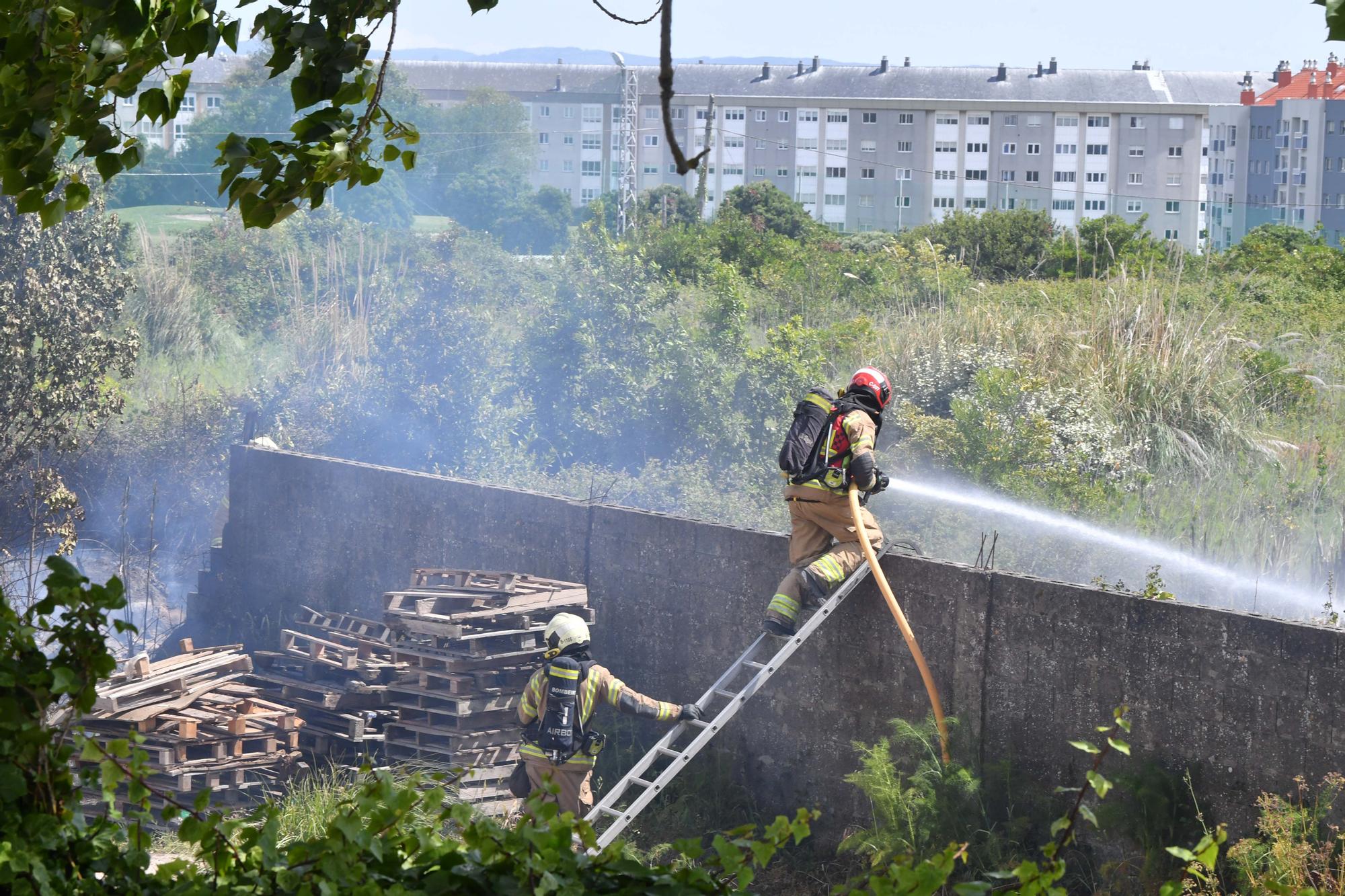 Los bomberos de A Coruña acuden a la avenida de Navarra por un incendio