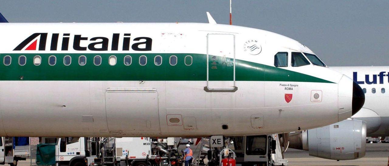 Avión de Alitalia (en la actualidad, denominada Ita Airlines) en el aeropuerto de Roma.
